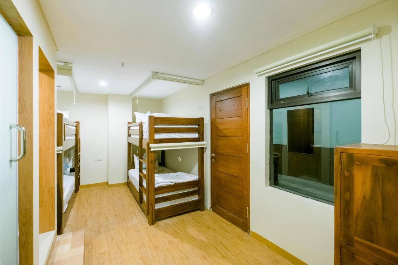 Caroline Hostel Canggu Exteriör bild