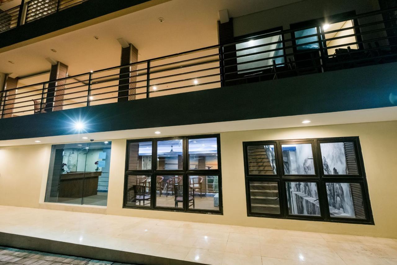 Caroline Hostel Canggu Exteriör bild