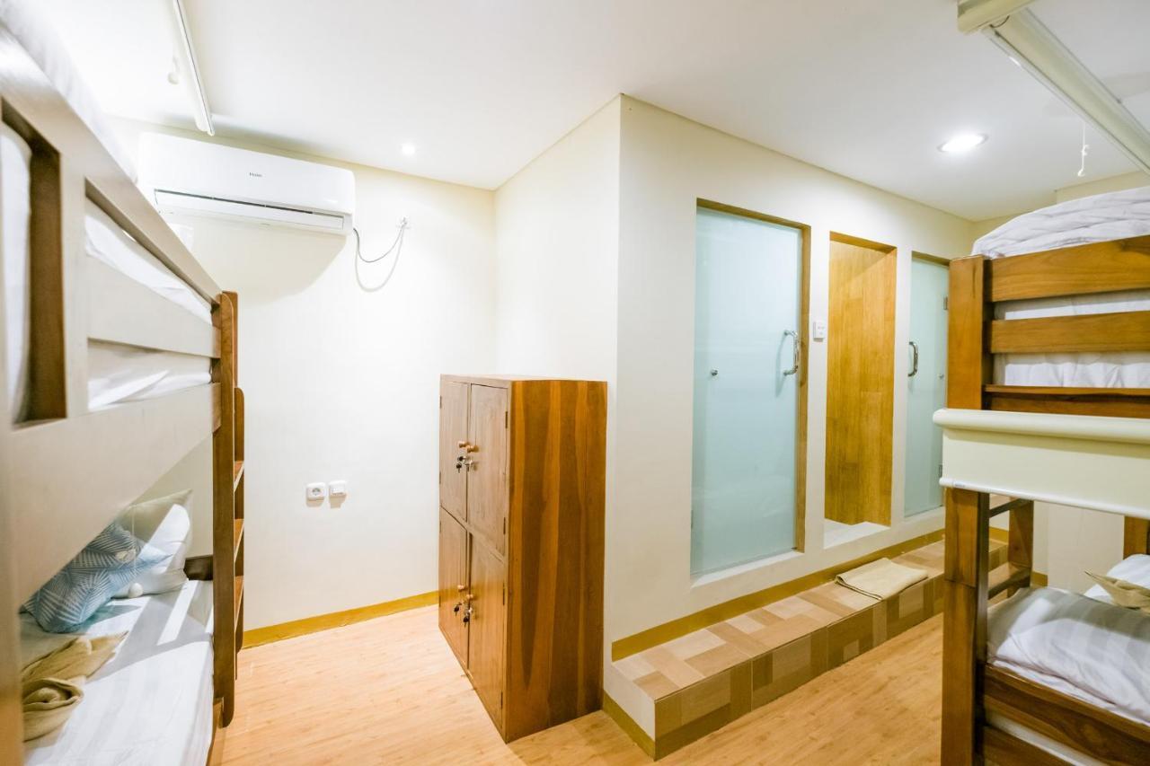 Caroline Hostel Canggu Exteriör bild